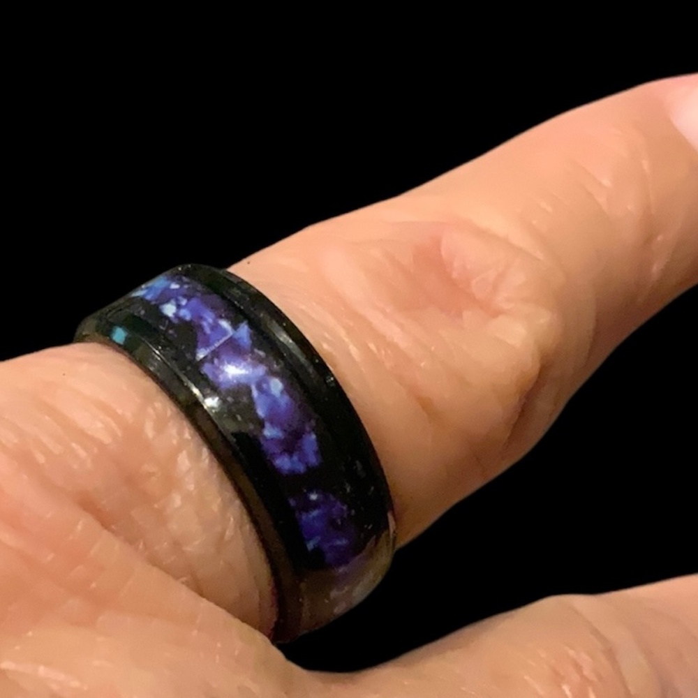 Gorgeous Unisex band, size 8